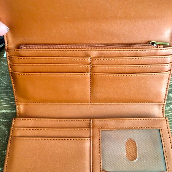 Beautiful Universal Thread Wallet - Picture 2 of 4